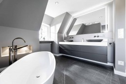 Luxusbad Sylt - puristisches Designerbad mit Insel-typischen Elementen.