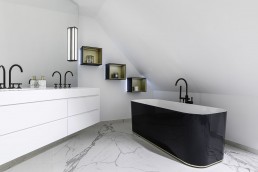 PORT1 Badezimmer mit Badewanne von V&B, Wannenarmaturen von Dornbracht und Waschtisch von Domovari