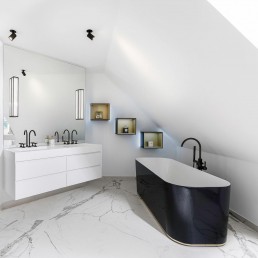 PORT1 Badezimmer mit Badewanne von V&B, Wannenarmaturen von Dornbracht und Waschtisch von Domovari
